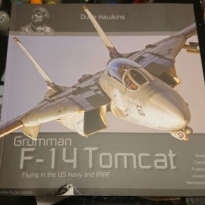 HMH Publications DH037 Grumman F-14 Tomcat (LEKKO OBDARTY NA DOLE PRZÓD OKŁADKI)